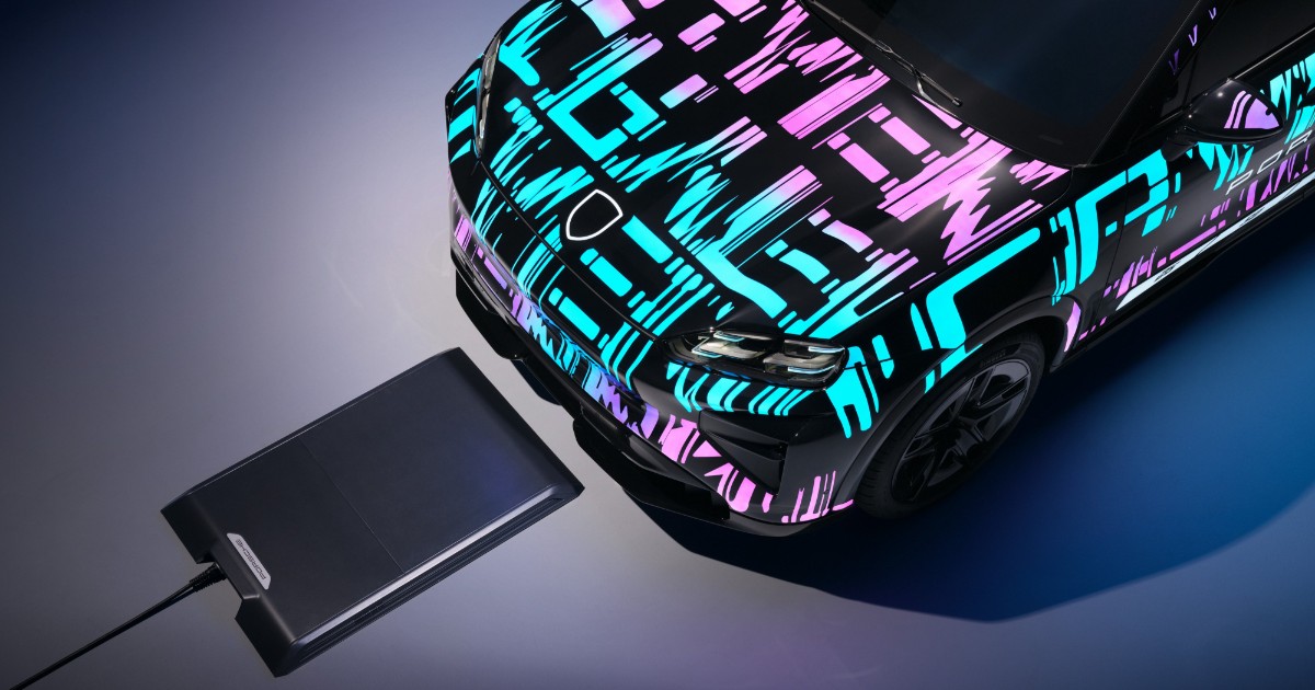 iaa mobility 2025 porsche presenta la ricarica wireless in anteprima con la nuova cayenne elettrica