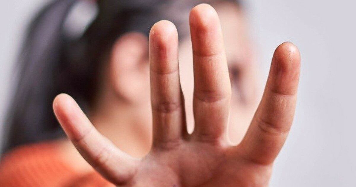 Donna aggredita si è difesa e ha accoltellato e ucciso il marito a Napoli. Indagini in corso Donna aggredita si è difesa e ha accoltellato e ucciso il marito a Napoli. Indagini in corso