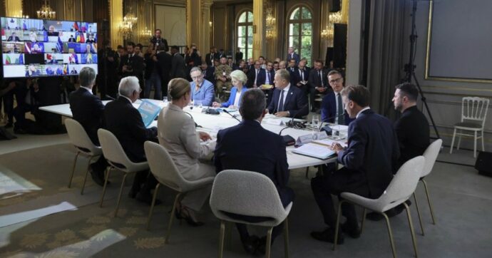 Volenterosi riuniti a Parigi, Macron: “26 Paesi offrono garanzie di sicurezza a Kiev”. Ma Italia e Polonia già si sfilano: “Mai i nostri sul terreno”