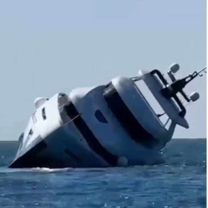 Yacht di lusso da un milione di dollari si inclina e affonda subito dopo il varo: il proprietario e l’equipaggio si buttano in mare per salvarsi