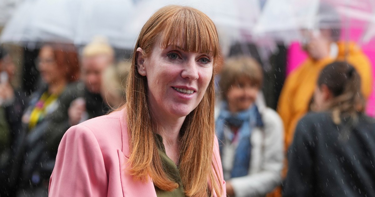 La vice premier britannica Rayner si è dimessa per lo scandalo casa: “Non ha pagato 40mila sterline di tasse sull’acquisto di un immobile” La vice premier britannica Rayner si è dimessa per lo scandalo casa: “Non ha pagato 40mila sterline di tasse sull’acquisto di un immobile”