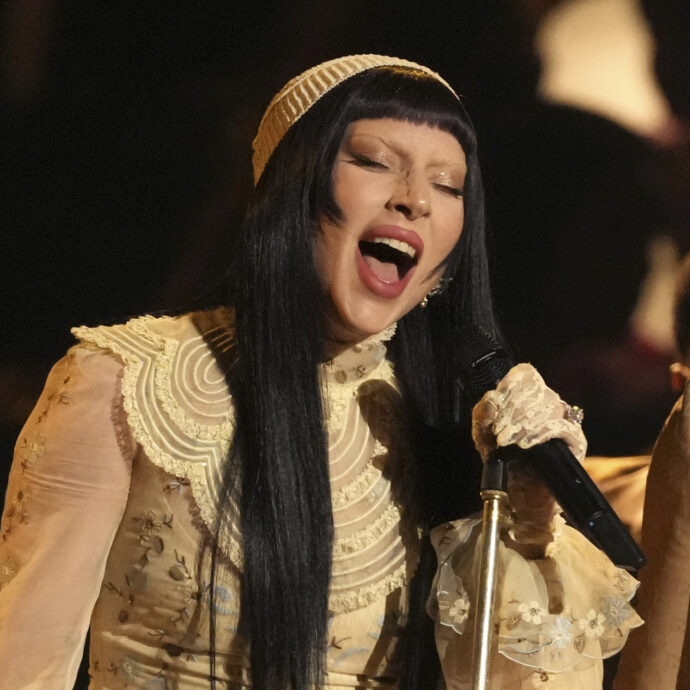 “Avrei voluto superare tutto questo per voi, ma non posso mettere a rischio la mia voce”: Lady Gaga si ferma e riprogramma il concerto previsto a Miami