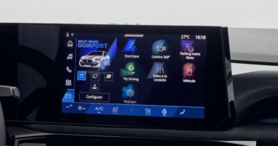 Copertina di Renault Clio 2025, tecnologia di bordo avanzata e 29 sistemi di assistenza guida