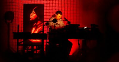 Copertina di Il fenomeno Fred Again ha debuttato in Italia sfidando la pioggia torrenziale: è l’artista che ha trasformato il racconto della propria vita quotidiana in arte