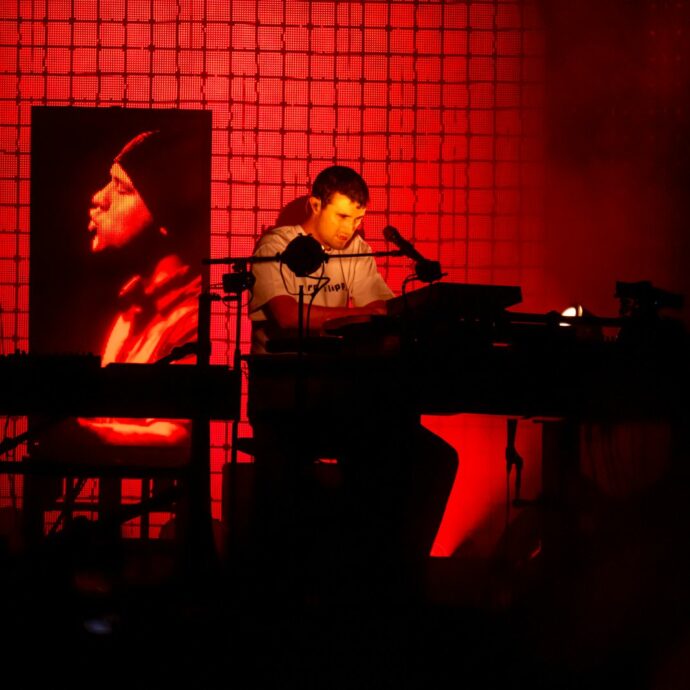 Il fenomeno Fred Again ha debuttato in Italia sfidando la pioggia torrenziale: è l’artista che ha trasformato il racconto della propria vita quotidiana in arte