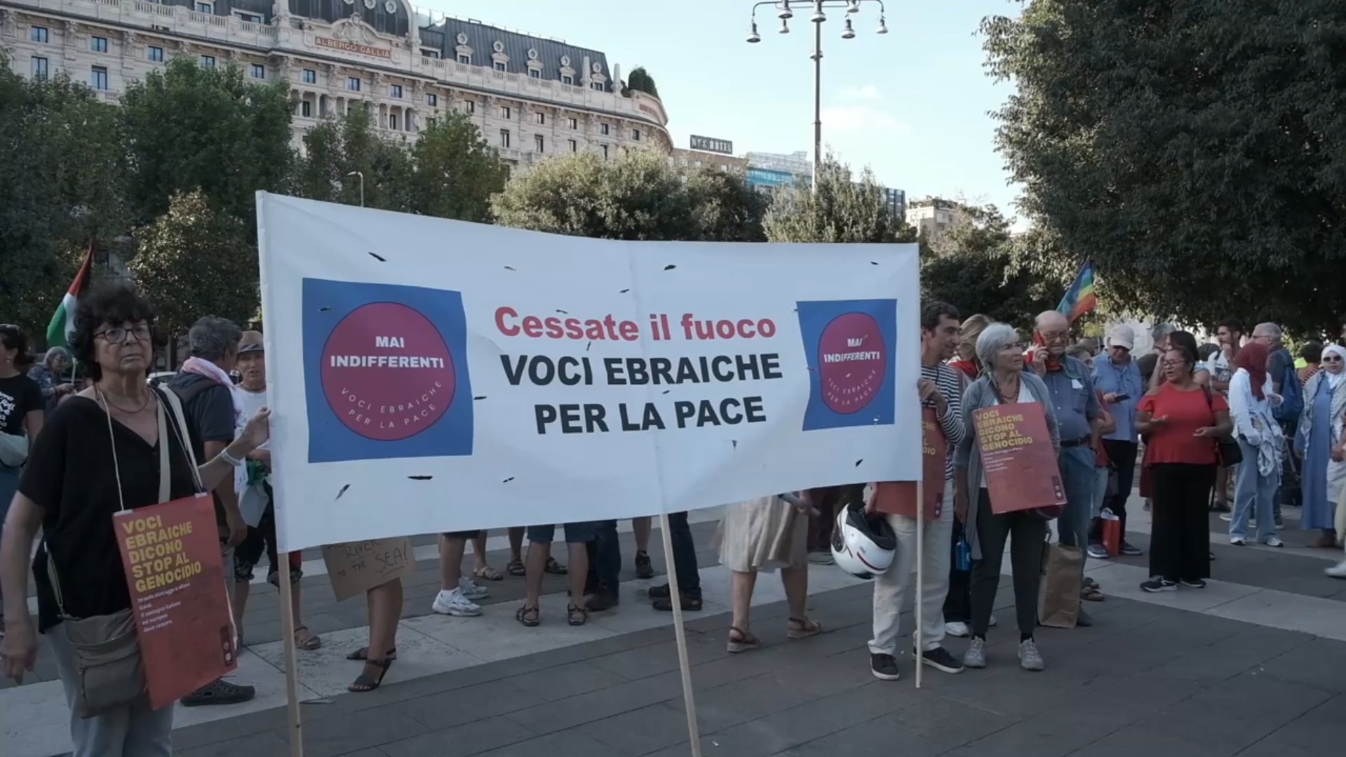 In piazza per Gaza c’è il gruppo “Voci ebraiche per la pace”: “Dire Israele e dire ebrei non è la stessa cosa” – Video In piazza per Gaza c’è il gruppo “Voci ebraiche per la pace”: “Dire Israele e dire ebrei non è la stessa cosa” – Video