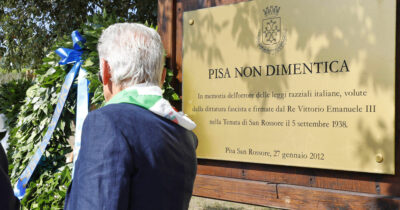 Copertina di L’Anpi cita Gaza, a Pisa la comunità ebraica lascia la cerimonia sulle leggi razziali: “Condotta antisemita”