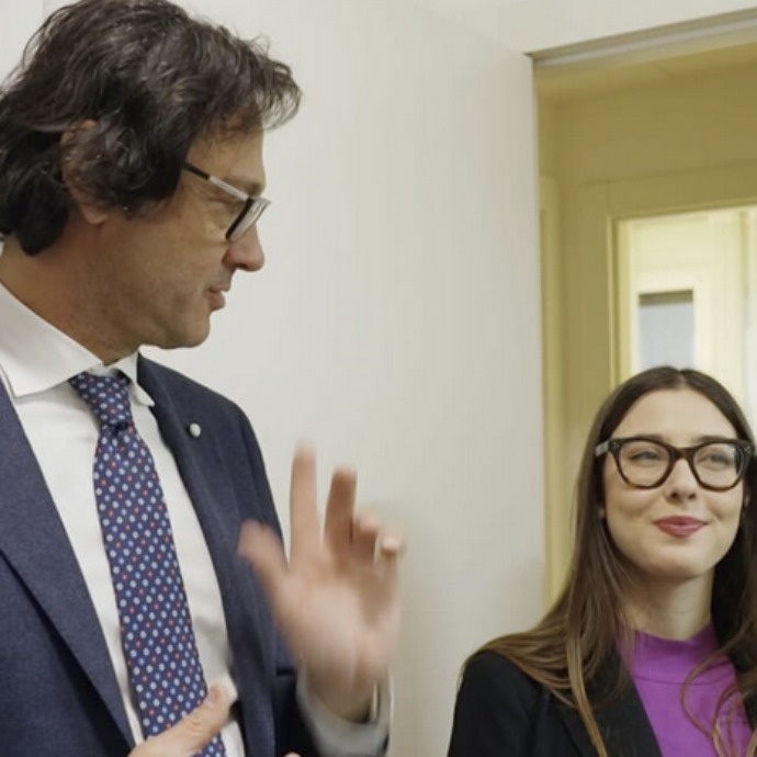 Due studentesse cercano casa a Milano “con 800mila euro di budget, almeno 100 metri quadrati e con due bagni, indispensabili”: la richiesta a Casa a Prima Vista e i commenti social