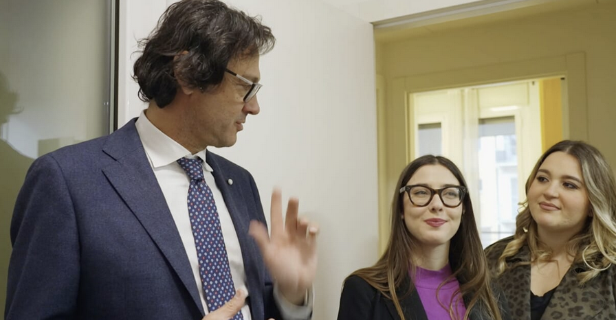 Due studentesse cercano casa a Milano “con 800mila euro di budget, almeno 100 metri quadrati e con due bagni, indispensabili”: la richiesta a Casa a Prima Vista e i commenti social Due studentesse cercano casa a Milano “con 800mila euro di budget, almeno 100 metri quadrati e con due bagni, indispensabili”: la richiesta a Casa a Prima Vista e i commenti social