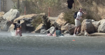 Copertina di Turisti buttati in mare dal vento: troppo vicini all’aereo che atterrava sulla pista, le immagini virali – IL VIDEO