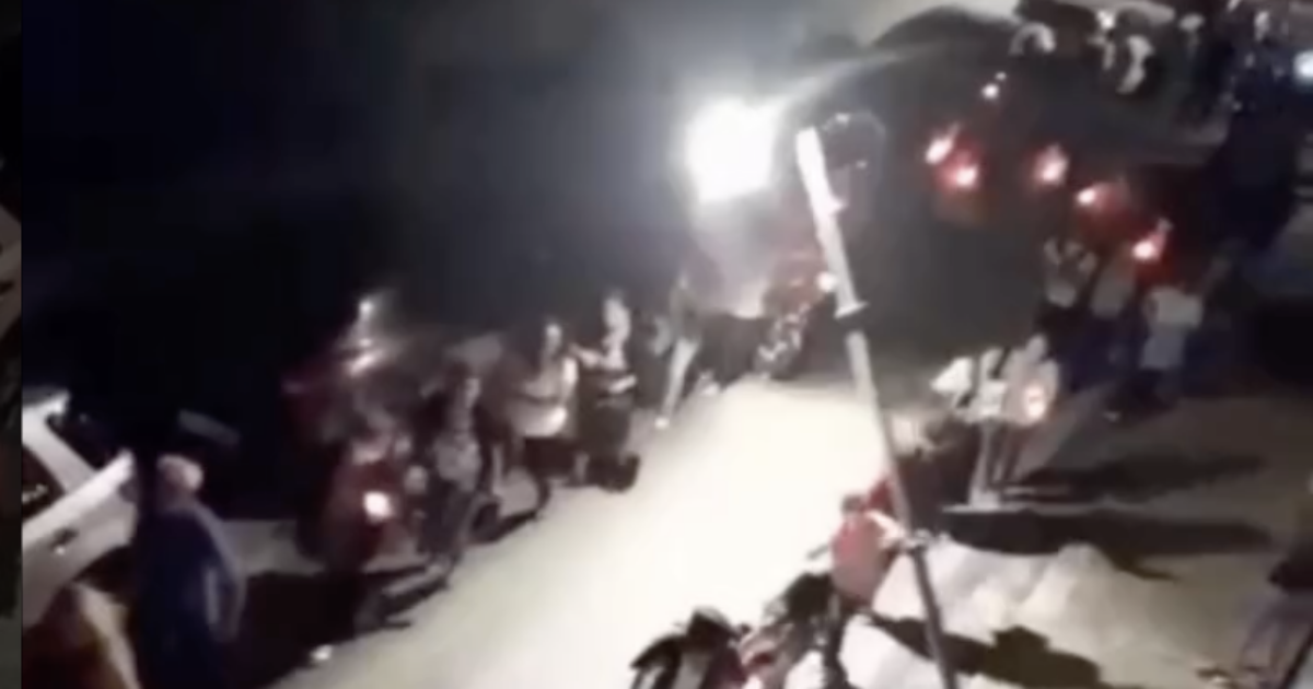 Un palo della luce cade sopra i fedeli durante una processione religiosa, paura e fuggi fuggi – IL VIDEO