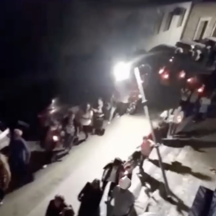 Un palo della luce cade sopra i fedeli durante una processione religiosa, paura e fuggi fuggi – IL VIDEO