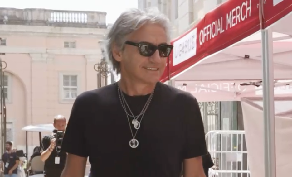 ligabue a spasso per il ligavillage pronto per la notte di certe notti alla reggia di caserta 8211 il video