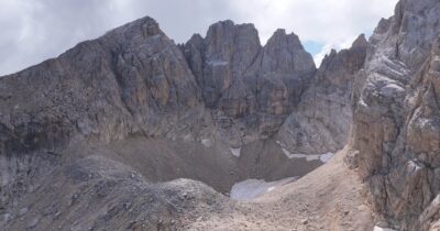 Copertina di È questa la fine che faranno i ghiacciai delle Alpi? In volo su ciò che resta del Calderone, l’ultimo superstite degli Appennini