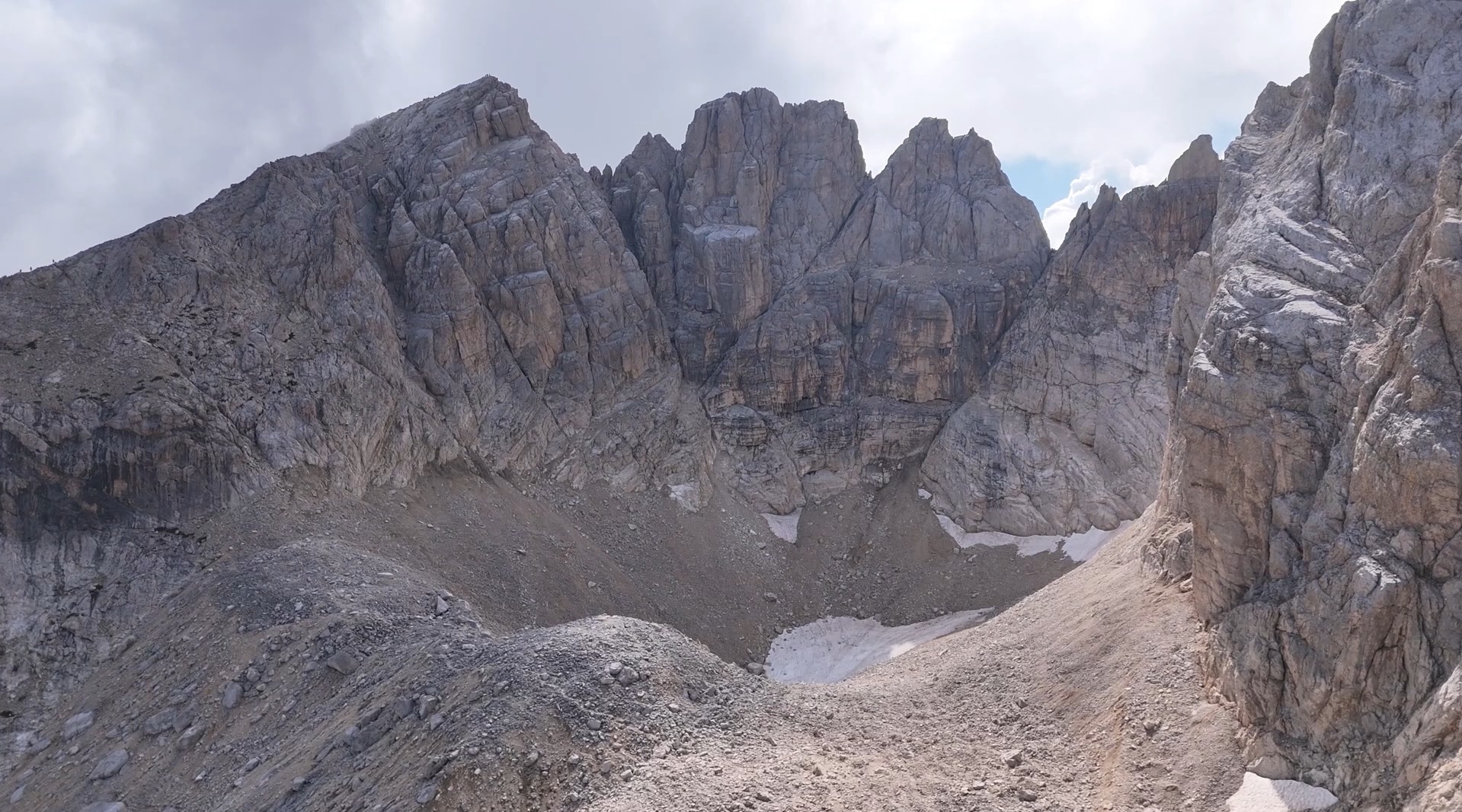 È questa la fine che faranno i ghiacciai delle Alpi? In volo su ciò che resta del Calderone, l’ultimo superstite degli Appennini È questa la fine che faranno i ghiacciai delle Alpi? In volo su ciò che resta del Calderone, l’ultimo superstite degli Appennini