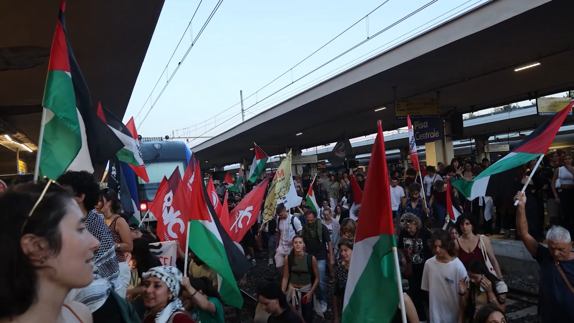 il video della stazione di pisa occupata i manifestanti pro gaza entrano al binario uno