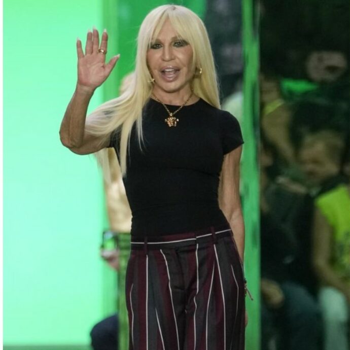 “Per me era immortale, non ci posso credere. Mi sembra irreale la notizia della sua scomparsa”: Donatella Versace piange la morte di Giorgio Armani