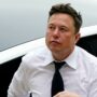 Copertina di Musk chiede mille miliardi a Tesla per non andarsene: il Cda favorevole