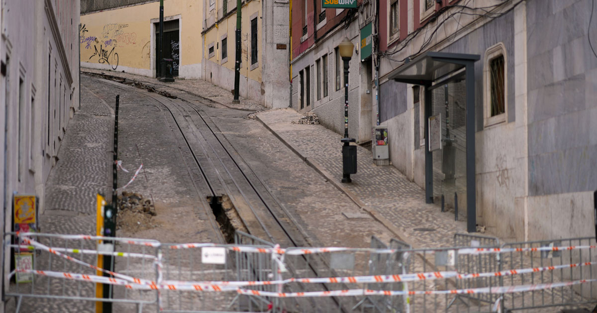 Lisbona, il tram ispezionato per “36 secondi” e gli allarmi dei conducenti: si indaga sulle falle nella manutenzione Lisbona, il tram ispezionato per “36 secondi” e gli allarmi dei conducenti: si indaga sulle falle nella manutenzione