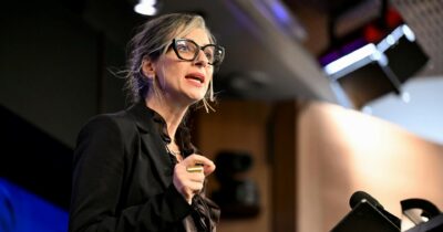 Copertina di Raid alla Stampa, bufera su Francesca Albanese: “Condanno, ma serva da monito”. Meloni: “E’ molto grave”