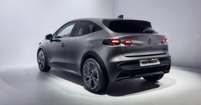 Copertina di Design scolpito e proporzioni inedite. Renault Clio è più espressiva e grintosa