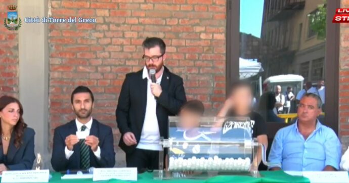 La lotteria per 25 posti di lavoro a tempo determinato, a Torre del Greco la riffa per operatori ecologici e autisti