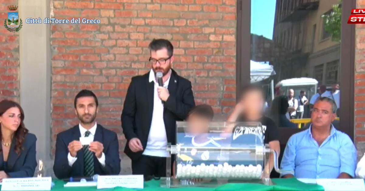 la lotteria per 25 posti di lavoro a tempo determinato a torre del greco la riffa per operatori ecologici e autisti