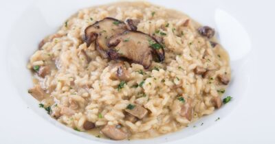 Copertina di “Pensavano fossero dei porcini, invece erano funghi velenosi”: padre e figlia ricoverati in ospedale dopo aver mangiato il risotto