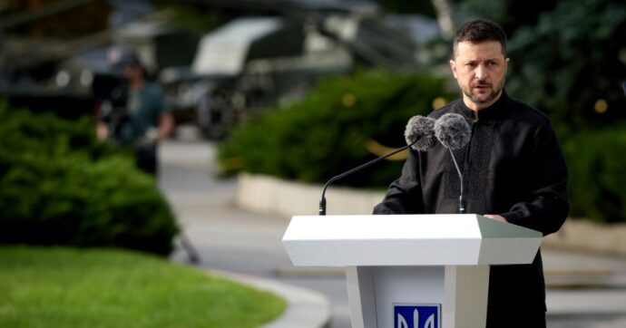 Zelensky declina l’invito di Putin a Mosca: “Venga lui”. Dombrovskis: “Mire russe vanno oltre l’Ucraina”. Proteste a Kiev contro la legge sulla coscrizione