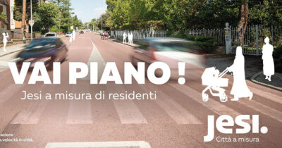 Copertina di La Lega vede donne col burqa ovunque: “Campagna stradale pro-Islam”. Ma il sindaco di Jesi: “Sono capelli lunghi”