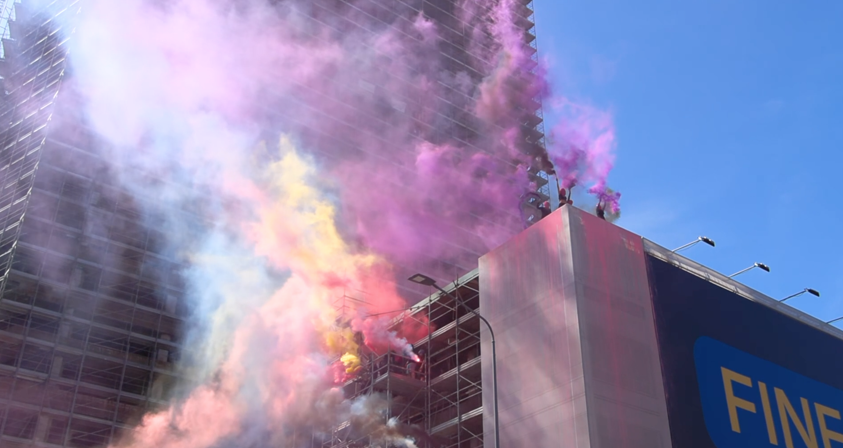 Milano, corteo per il Leoncavallo e contro l’emergenza abitativa: irruzione pacifica nel cantiere del Pirellino Milano, corteo per il Leoncavallo e contro l’emergenza abitativa: irruzione pacifica nel cantiere del Pirellino