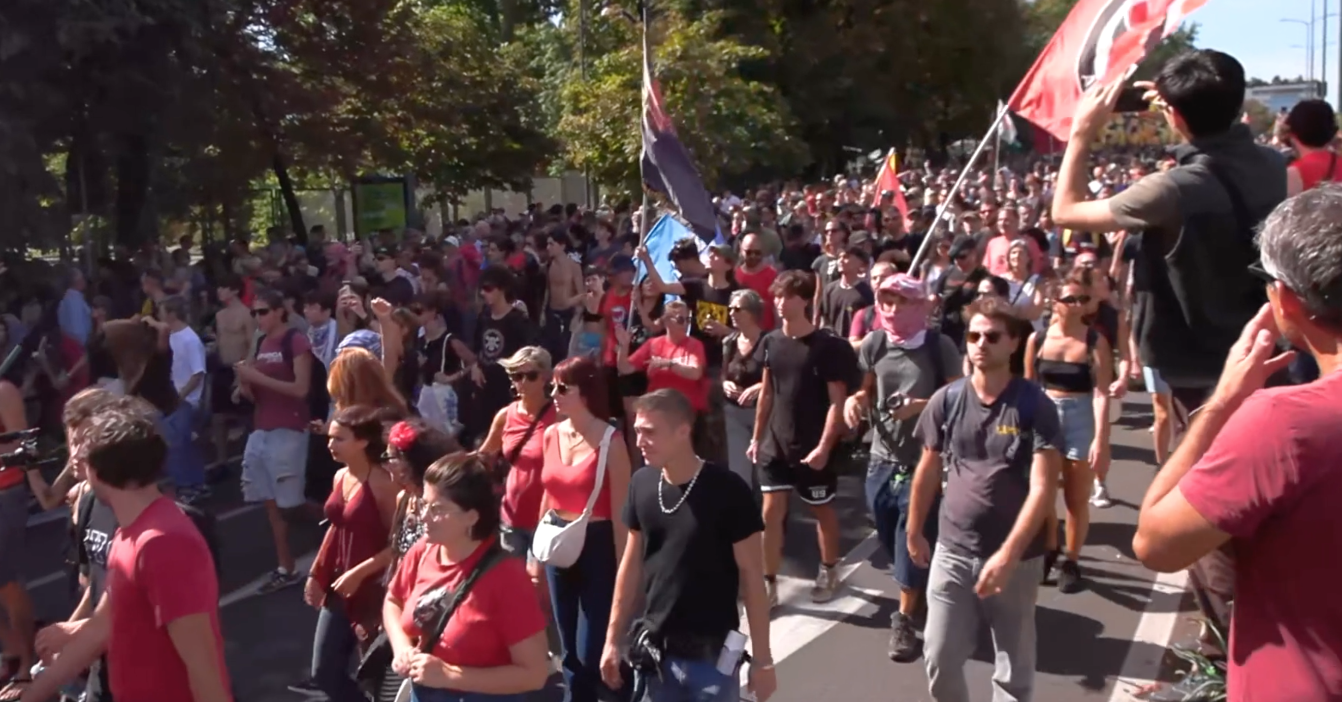 Milano, corteo contro lo sgombero del Leoncavallo: “Siamo migliaia”. Presenti politici e personaggi dello spettacolo Milano, corteo contro lo sgombero del Leoncavallo: “Siamo migliaia”. Presenti politici e personaggi dello spettacolo