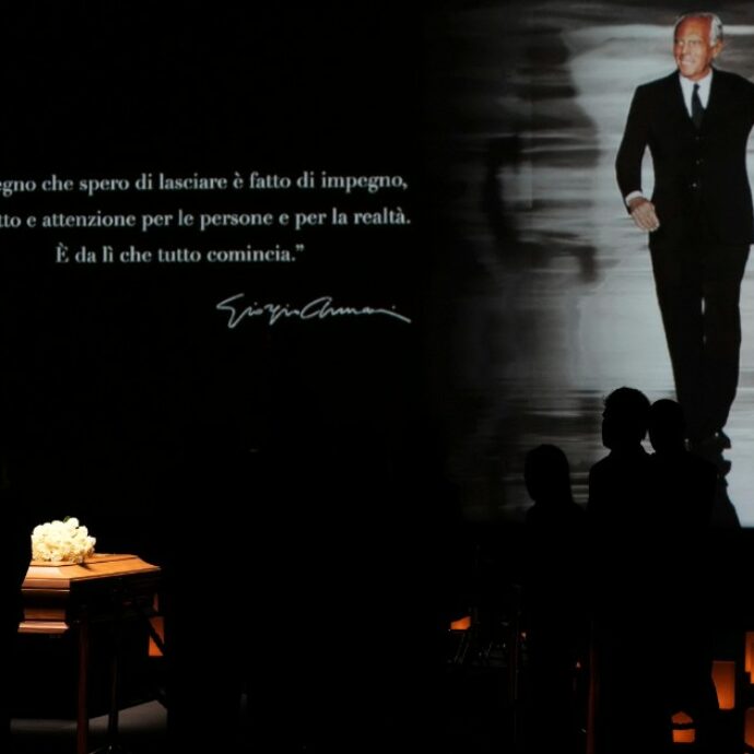 In più di 6mila nel primo giorno di camera ardente di Giorgio Armani. Sindaco Sala: “Subito al Famedio se la famiglia vuole”. Tra i vip Donatella Versace, Beppe Fiorello e Simona Ventura