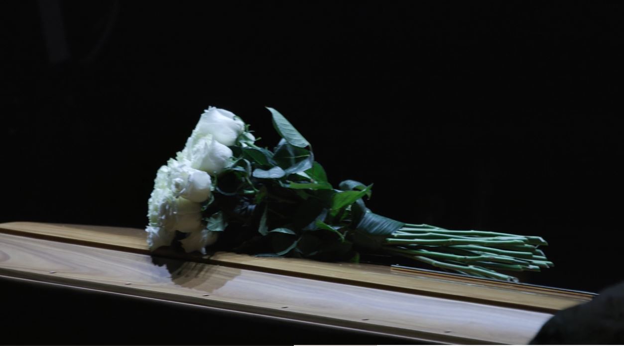 giorgio armani aperta la camera ardente in migliaia per l8217ultimo saluto allo stilista sulle note di ludovico einaudi 8211 video
