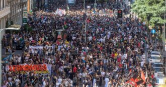 Copertina di Milano, corteo contro lo sgombero del Leoncavallo: “Siamo migliaia”. Presenti politici e personaggi dello spettacolo