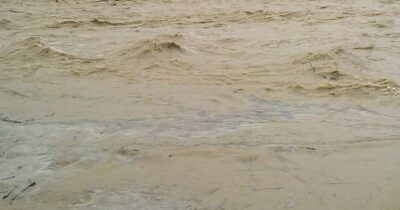 Copertina di Scommette pochi euro con gli amici e si tuffa nel fiume in piena: “Gli avevano detto che lo avrebbero seguito in acqua invece sono fuggiti”. Disperso un 21enne