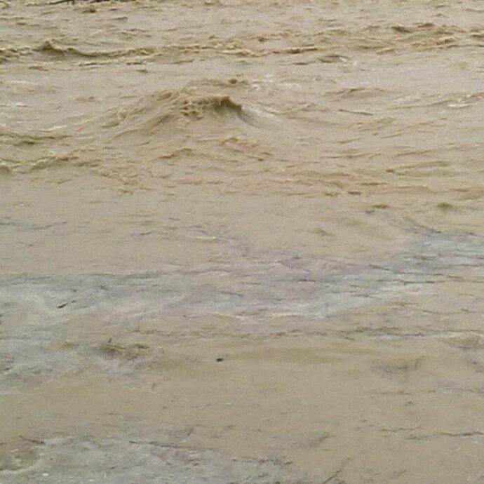 Scommette pochi euro con gli amici e si tuffa nel fiume in piena: “Gli avevano detto che lo avrebbero seguito in acqua invece sono fuggiti”. Disperso un 21enne