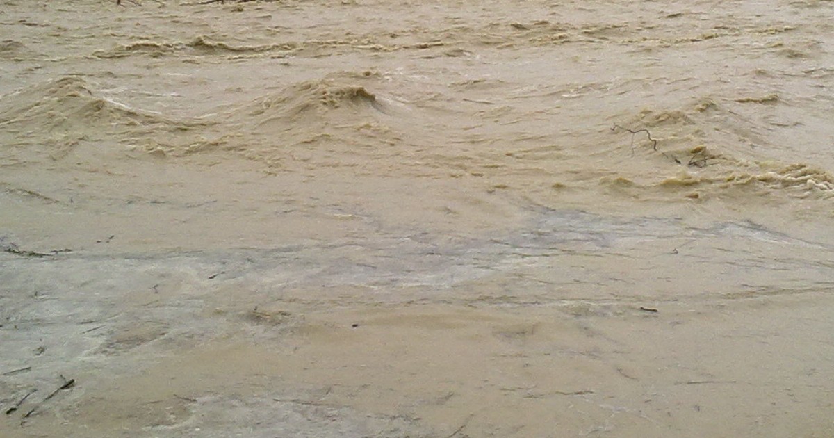 Scommette pochi euro con gli amici e si tuffa nel fiume in piena: “Gli avevano detto che lo avrebbero seguito in acqua invece sono fuggiti”. Disperso un 21enne