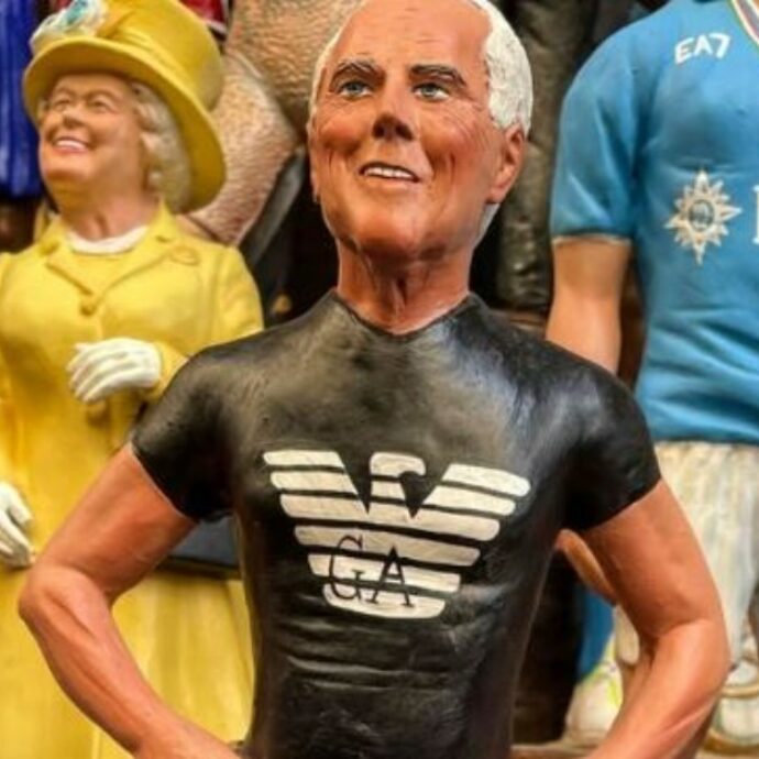 Giorgio Armani diventa una statuetta del presepe: l’omaggio dell’artigiano di San Gregorio Armeno