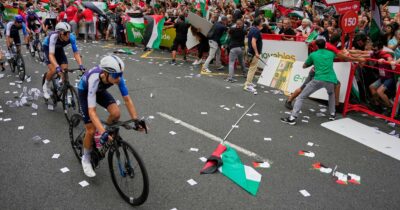 Copertina di Vuelta, l’Israel Premier-Tech toglie il nome dalle divise dopo le manifestazioni pro Palestina: “Vogliamo garantire sicurezza ai corridori”