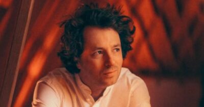 Copertina di “Mi ha tirato una testata fratturandomi il naso, champagne negli occhi per non farmi uscire dalla stanza”: lo chef Jean Imbert si ritira dopo l’inchiesta per violenze domestiche