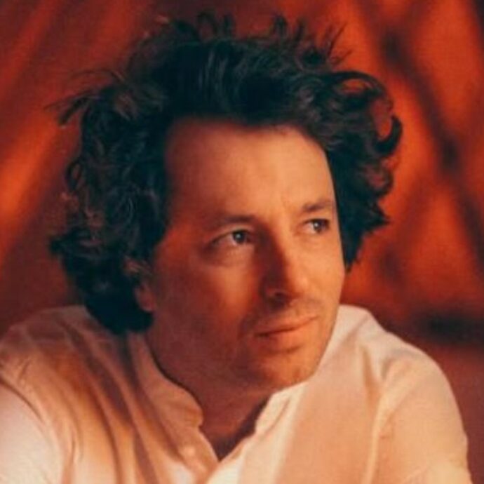 “Mi ha tirato una testata fratturandomi il naso, champagne negli occhi per non farmi uscire dalla stanza”: lo chef Jean Imbert si ritira dopo l’inchiesta per violenze domestiche