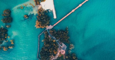 Copertina di “Parcheggia in riva al fiume e scende a fumare, l’auto si mette in moto e rotola in acqua”: morti annegati i figli di 6 e 8 anni