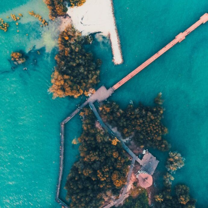 “Parcheggia in riva al fiume e scende a fumare, l’auto si mette in moto e rotola in acqua”: morti annegati i figli di 6 e 8 anni