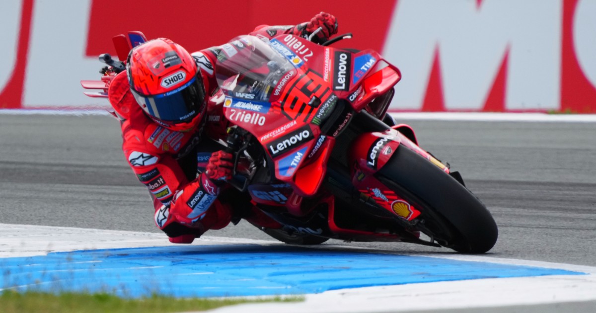 motogp ribaltone a barcellona alex marquez cade nel finale il fratello marc ne approfitta e vince la sprint bene di giannantonio