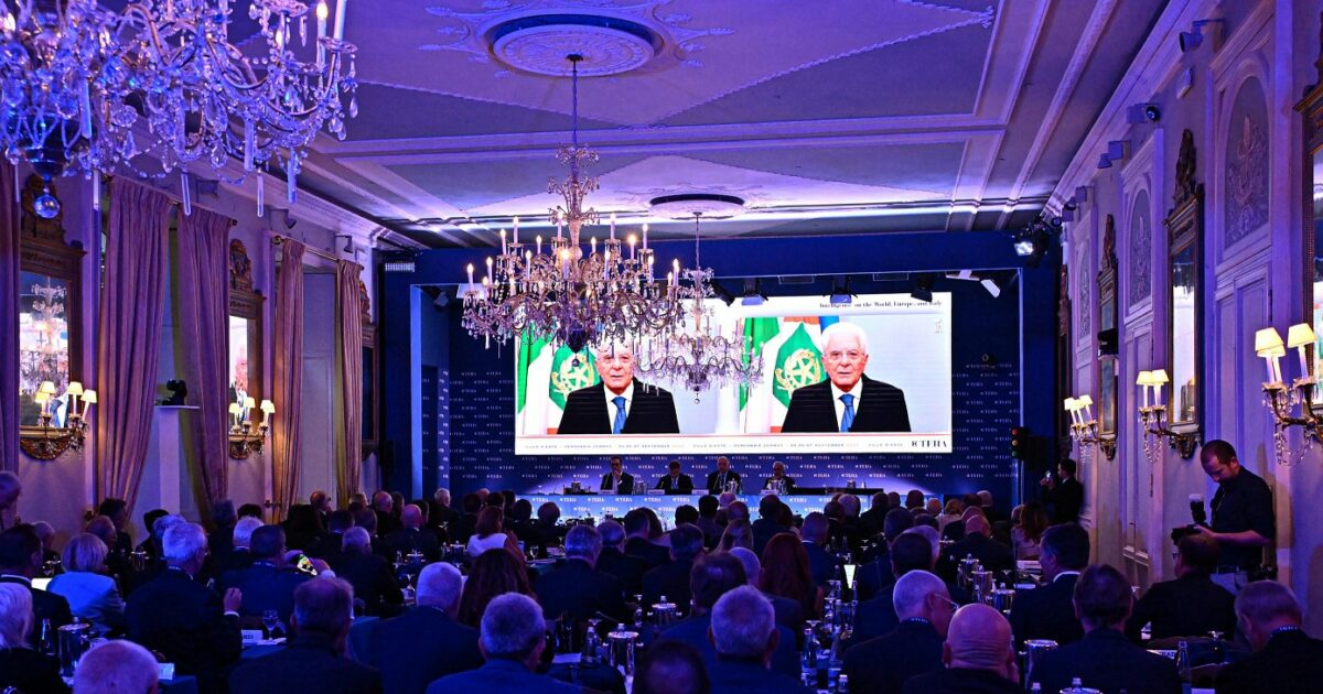 Mattarella: “Servono istituzioni Ue più forti. Interrogarsi sul perché l’Europa è considerata da alcuni un avversario se non un nemico”