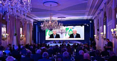 Copertina di Mattarella: “Servono istituzioni Ue più forti. Interrogarsi sul perché l’Europa è considerata da alcuni un avversario se non un nemico”