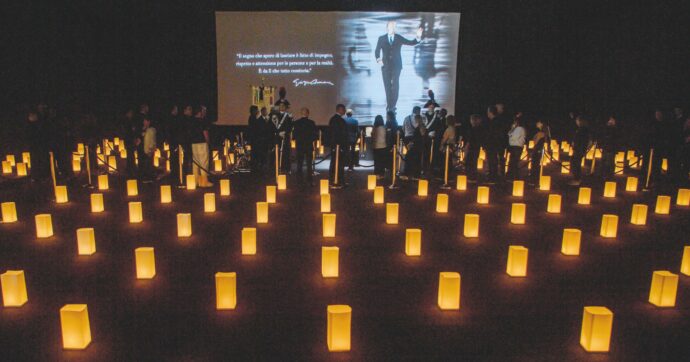 Giorgio Armani, già in 6 mila per l’ultimo saluto nel suo teatro