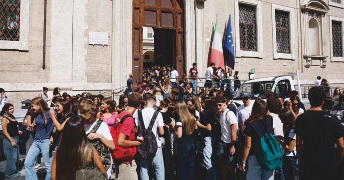 Dallo stop ai cellulari alla nuova maturità: le novità del nuovo anno scolastico nella scuola di Valditara