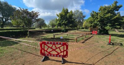 Copertina di Bambino di tre anni schiacciato da una trave al parco giochi di Vibo Valentia: è in gravi condizioni